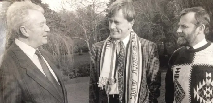  ??  ?? Peter Barnes on the day he signed for Drogheda Utd at the Boyne Valley Hotel with Willie Widmar and Liam Brien.