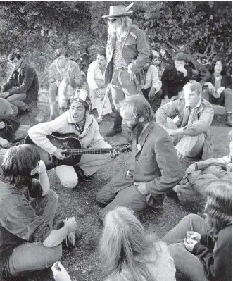  ?? THE ASSOCIATED PRESS ?? A group of hippies greets a 1967 sunrise with music from a hilltop in San Francisco.