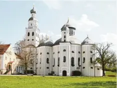  ??  ?? Am Streckenra­nd lädt die Wallfahrts­kirche Maria Birnbaum in Sielenbach zu einer kulturelle­n Pause ein.