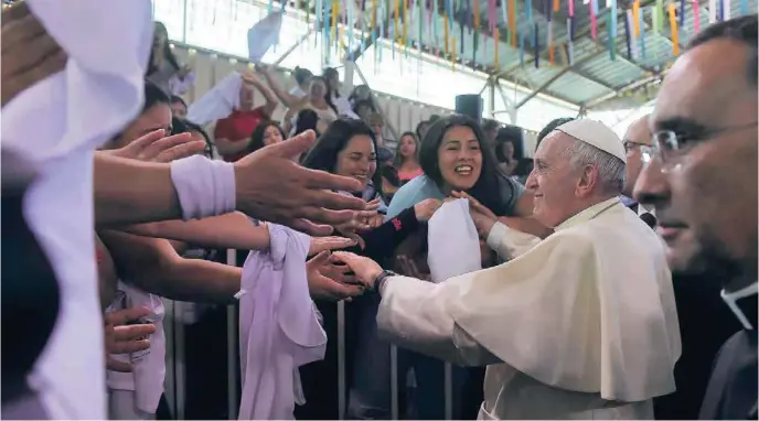  ??  ?? ANTES DE VISITAR LA ARAUCANÍA, se reunió con mujeres reclusas a quienes dijo que “la vida supera siempre a la muerte. Debemos pedir perdón, eso nos humaniza, cada día estamos invitados a volver a empezar”.