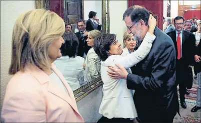  ?? DIEGO CRESPO / EFE ?? Mariano Rajoy y Soraya Sáenz de Santamaría se abrazan en el Congreso en presencia de Fátima Báñez