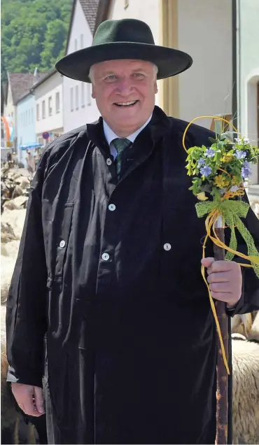  ?? Foto: dpa/Stefan Puchner ?? Seehofer zeigt allen gern, wo es langgeht.