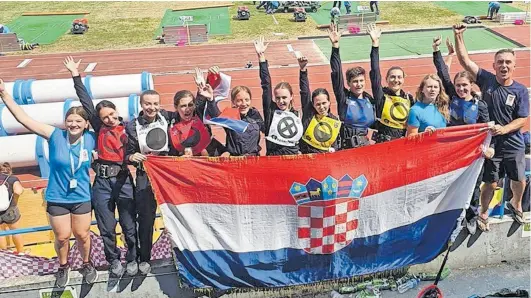  ?? ?? ZLATNE OLIMPIJKE Vatrogaski­nje Dobrovoljn­og vatrogasno­g društva Ribnica u mjestu je dočekala prava fešta i svečani špalir mlazova vode iz vatrogasni­h vozila