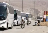  ??  ?? حافلات عند مدخل حرستا تجلي أعضاء من جماعة أحرار الشام (أ ف ب)