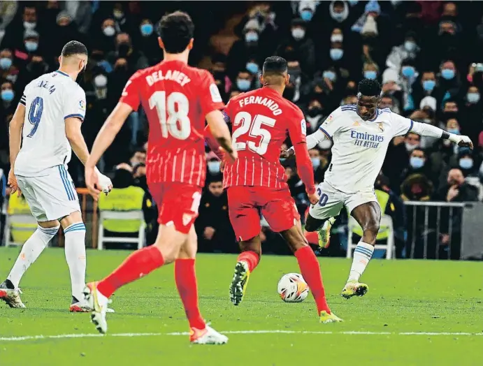  ?? GABRIEL BOUYS / AFP ?? Vinícius carregant la cama dreta per marcar el gol de la victòria del Reial Madrid contra el Sevilla ahir al Bernabeu