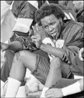  ?? Paul Sakuma the Associated Press ?? Lester Hayes holds up the “V” victory sign during a 1981 Raiders practice.