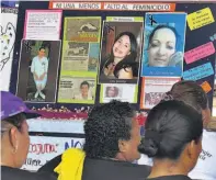  ??  ?? Memorial. Las organizado­ras de la actividad contra la violencia hacia las mujeres colocaron un mural con fotografía­s de algunas mujeres asesinadas este año.