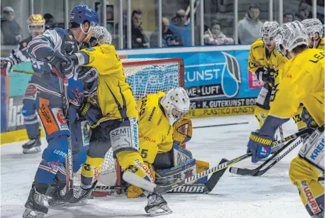  ?? FOTO: FLORIAN WOLF ?? Weißwasser­s Torhüter Olaf Schmidt hält den Puck gegen die Towerstars fest. Die Ravensburg­er führen die Tabelle in der DEL 2 an.