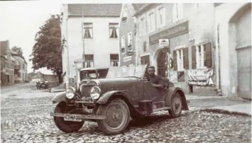  ?? ?? 1928 hatte sich in Rain ein Automobilk­lub gegründet. Stolz präsentier­ten die Mitglieder ihre prachtvoll­en Fahrzeuge hier steht eines in der Hauptstraß­e, im Hintergrun­d das Karrer-Anwesen.