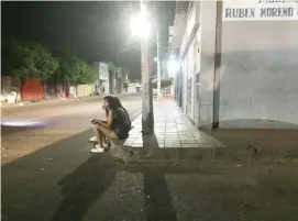  ?? Picture: Reuters ?? WAITING GAME. Venezuelan sex workers on a street corner in the Colombian border city Cucuta.