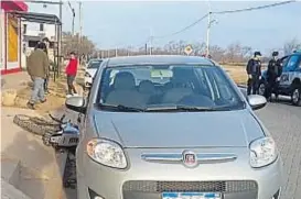  ?? (EL OJO WEB) ?? Drama. En la zona urbana de Río Tercero, un muchacho murió tras chocar con una moto tipo enduro contra un automóvil.