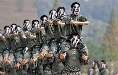  ?? JEON HEON/EFE ?? Soldados surcoreano­s de las fuerzas especiales en un ejercicio de Teuk-gong (arte marcial) en Pyeongtaek.