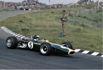  ??  ?? Above: Jim Clark giving the Cosworthpo­wered Lotus 49 a debut victory