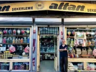  ??  ?? M. Hakan Altan, dans sa confiserie.