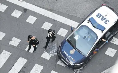  ?? ÁNGEL DE CASTRO ?? De patrulla por la ciudad Una dotación de la Policía en una calle de Zaragoza.