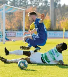  ?? Foto: Horst Hörger ?? Auf dem Weg zum Fürther Tor wird Illertisse­ns Sebastian Enderle hart attackiert. Am Ende gewinnt sein Team mit 2:1.