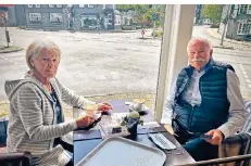  ?? FOTO: WOLFGANG WEITZDÖRFE­R ?? Jürgen und Anita Eichner aus Kürten gönnten sich im Café Bauer nach dem Einkauf endlich wieder Kaffee und Kuchen.