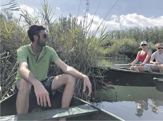  ?? Foto: Ariane Schleifer ?? Touristenf­ührer Carlos Bañuls erklärt, warum die Wasserqual­ität im Fluss so gut ist.