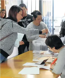  ?? GABI UTIEL ?? Imagen de la votación en el colegio Ejército de la jornada continua.