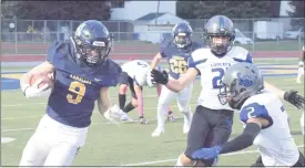  ?? GEORGE POHLY — THE MACOMB DAILY ?? Brock Warchol of Fraser runswith the ball during the first quarter of a MAC Blue game against L’Anse Creuse.