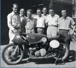  ??  ?? BELOW The Gilera at Harry Gibson’s home in Perth. Peter Nicol is on the left, Gilera mechanic Giovanni Fumagalli next to him in overalls, then Ron Bradbury and Harry Gibson second from right.