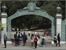  ?? BEN MARGOT – BAY AREA NEWS GROUP ?? Students at the University of California at Berkeley. Administra­tions and faculty are embroiled in a hiring controvers­y at UC schools