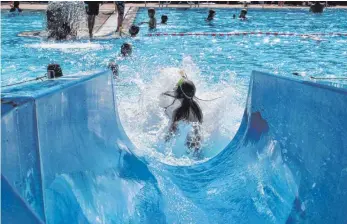  ?? ARCHIV-FOTO: BAUCH ?? Rutschensp­aß im Freibad Westhausen: Die Einrichtun­g verbraucht besonders viel Energie.