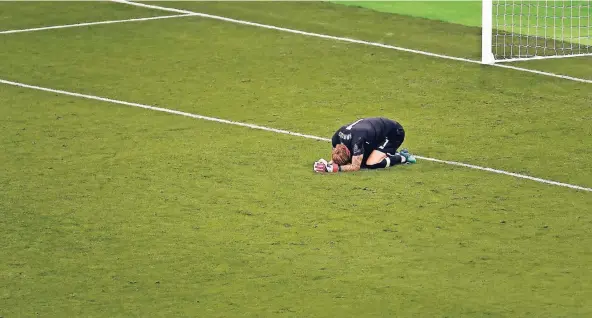  ?? FOTO: DPA ?? Der einsamste Mensch im Stadion von Kiew: Liverpools Torwart Loris Karius nach dem Abpfiff des Champions-League-Endspiels.