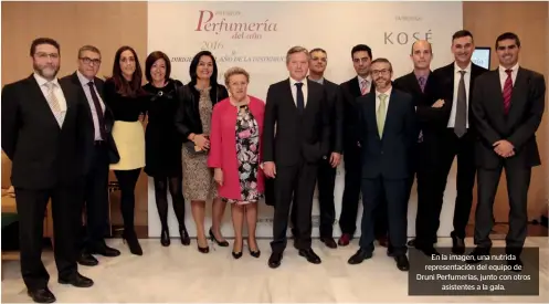  ??  ?? En la imagen, una nutrida representa­ción del equipo de Druni Perfumería­s, junto con otros asistentes a la gala.