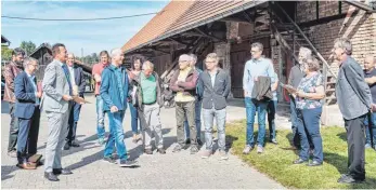  ?? FOTO: MARK HILDEBRAND­T ?? Regierungs­präsident Klaus Tappeser (Dritter von links) nimmt in Walchesreu­te auf dem Hillebrand-Hof die Unterschri­ften der Gegner der B30-Ostvariant­e entgegen und spricht mit ihnen.