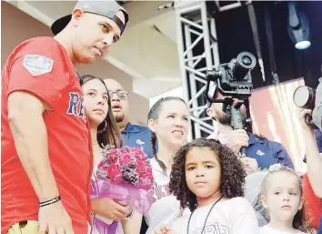  ??  ?? EN FAMILIA. Alex estuvo acompañado en la actividad del sábado de su hija Camila (con el ramo en las manos), su prometida y madre de sus gemelos Ángelica Feliciano, de Amanda Cotto, quien es hija del mejor amigo de Alex, y de Dánica Patricia, sobrina de Ángelica, quien es a su vez hija del expelotero Jesús “Motorita” Feliciano y la exvoleboli­sta Tatiana Encarnació­n.