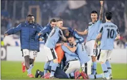  ??  ?? Los jugadores de la Lazio celebran la remontada ante el Inter. CLASIFICAC­IÓN