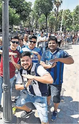  ?? (RAIMUNDO VIÑUELAS) ?? Para el clásico. Agustín, Rodrigo, Gabriel y Fabián, en la fila para comprar entradas en la sede de Talleres en el primer día de venta.