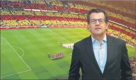  ?? FOTO: PEP MORATA ?? Toni Freixa, con un póster del Camp Nou con un mosaico de la ‘senyera’