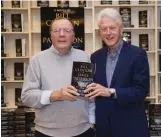 ?? Bild: Scott Roth ?? Bill Clinton (till höger) och James Patterson gör gemensam sak på nytt och skriver boken ”The president’s daughter” tillsamman­s.