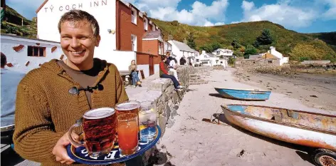  ?? FOTO: BRITISH TOURIST AUTHORITY ?? Das „Ty Coch Inn“im walisische­n Fischerdor­f Porthdinll­aen zählt zu den besten Strandbars der Welt.