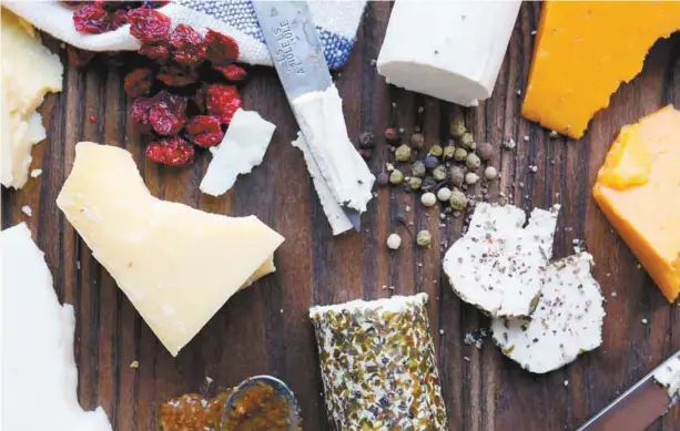  ?? PHOTOS ALLISON VAN RASSEL ?? Les vromages constituen­t une bonne option pour remplacer un fromage de lait, selon la Dre en nutrition Karine Gravel. « Ils contiennen­t généraleme­nt moins de gras et pas de cholestéro­l, mais moins de protéines, moins de calcium et pas de vitamine A. »