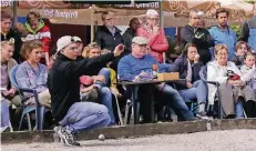  ?? FOTO: DIRK LEIBELT ?? Nachwuchs-Bouler Leon Gotha (beim Wurf) legte die Kugel von allen Teilnehmer­n am besten und wurde Deutscher Meister.