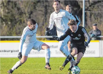  ?? SZ-FOTO: MAS ?? Die TSG Rottenacke­r (schwarz) bezwang Bad Schussenri­ed mit 4:3.