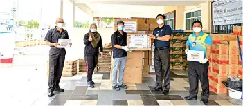  ??  ?? MR D.I.Y. distribute­d the PPE and face masks to four hospitals and six government clinics in Semporna, Lahad Datu, Tawau and Kunak, as well as the Tawau Prisons Department.