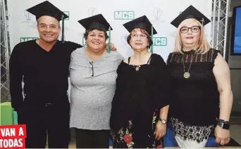  ??  ?? VAN A
TODAS
José Carlos Cruz, Waleska Vázquez, Elsa Robles y Lourdes Abella celebraron ayer con júbilo su entrada oficial al mundo empresaria­l. En la foto de la derecha, Elsa Robles de Modas Tití.