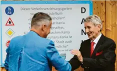  ?? Foto: Markus Heinrich ?? Auch am Verkehrsüb­ungsplatz erinnert eine Tafel an den Mäzen Hans Joachim Kania (rechts, mit Bürgermeis­ter Paul Gruschka).
