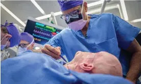  ?? Carotta/NYU Langone Health/Reuters ?? Doctor prepares Aaron James for whole-eye transplant in New York. Photograph: Joe