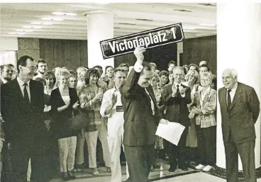  ?? FOTOS: ERGO-ARCHIV ?? Vorstandsv­orsitzener Edgar Jannott bekommt am 5. August 1986 das Schild des damals neuen Victoriapl­atzes überreicht, rechts im Bild der zuständige Düsseldorf­er HPP-Architekt Helmut Hentrich.