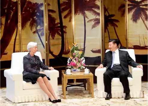  ?? Cnsphoto ?? 10 de abril de 2018. El presidente chino, Xi Jinping, junto a la directora gerente del FMI, Christine Lagarde, en la Casa de Huéspedes del Estado de Boao.