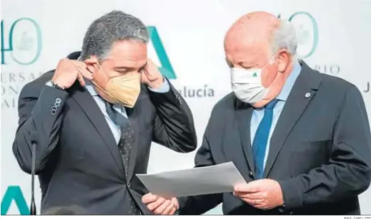  ?? RAÚL CARO / EFE ?? Elías Bendodo y Jesús Aguirre, ayer en San Telmo durante la comparecen­cia posterior al Consejo de Gobierno.
