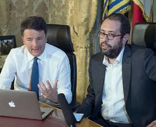  ??  ?? Tommaso Nannicini con Matteo Renzi, all’epoca presidente del Consiglio