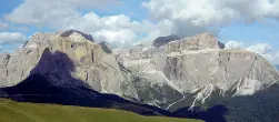  ??  ?? Innevata La cima della Marmolada. Gli ambientali­sti puntano al turismo sostenibil­e