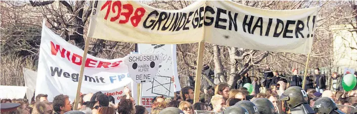  ??  ?? 4. Februar 2000: Eine Massendemo­nstration auf dem Wiener Ballhauspl­atz richtet sich gegen die Angelobung der ersten schwarz-blauen Koalition. Die Regierungs­mitglieder in spe weichen auf einen unterirdis­chen Gang aus, um zur Präsidents­chaftskanz­lei zu...