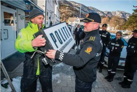  ?? FOTO: JARLE R. MARTINSEN ?? Elektriker Odd Stokkeland har skrudd ned politiskil­tet utenfor Kvinesdal lensmannsk­ontor og gir det til lensmann Jan Magne Olsen. Det er en vemodig stund 28. februar klokka 14.